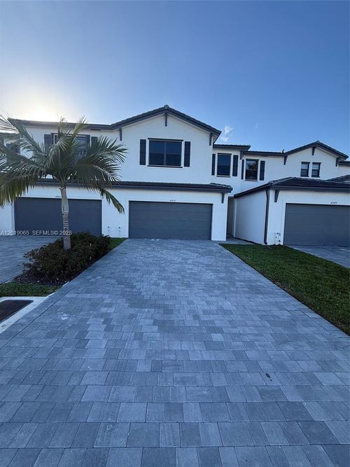 5838-4957 Oakmont Dr, Fort Lauderdale, FL, 33312-5678 | Card Image
