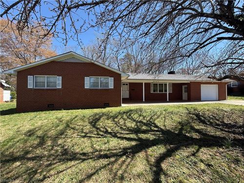 831 Delmonte Dr, Winston Salem, NC, 27106-4004 | Card Image