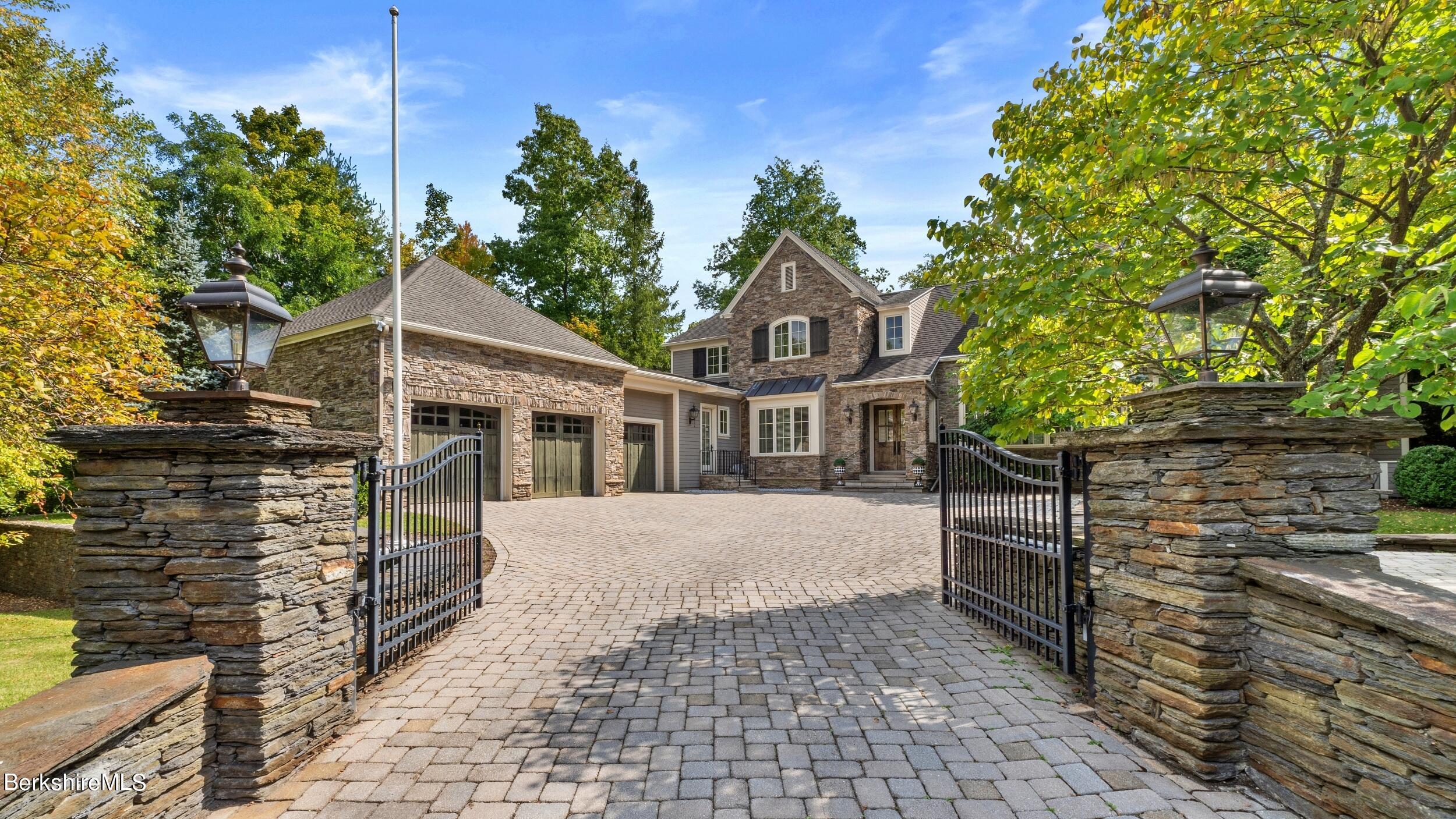 Pinecroft Dr, Lenox, MA 01240