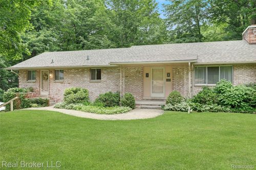 5492 N Sycamore Dr, Burton, MI, 48509 | Card Image