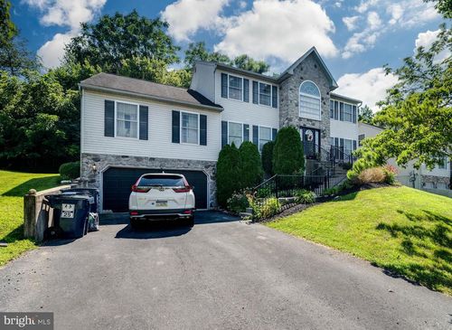 4660 Dunham Dr, READING, PA, 19606-8948 | Card Image