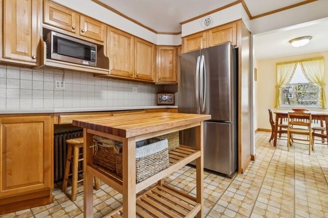 Corian countertops &crown moldings | Image 13