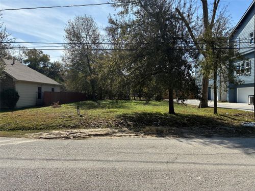 887 Lucky St, Houston, TX, 77088-7935 | Card Image