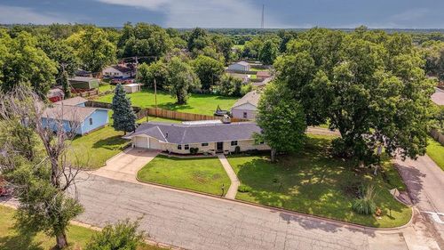 102 Highland Dr, Arkansas City, KS, 67005-3863 | Card Image