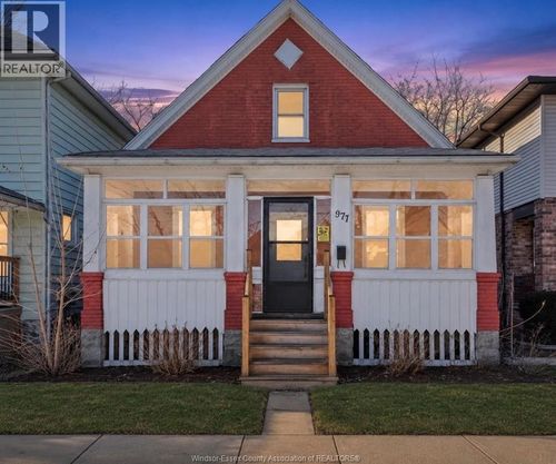 977 Gladstone Ave, Windsor, ON, N9A2R5 | Card Image