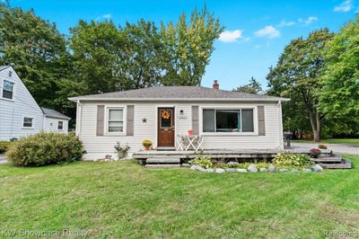 6402 Logan Road, Home with 2 bedrooms, 2 bathrooms and null parking in Waterford Twp MI | Image 1