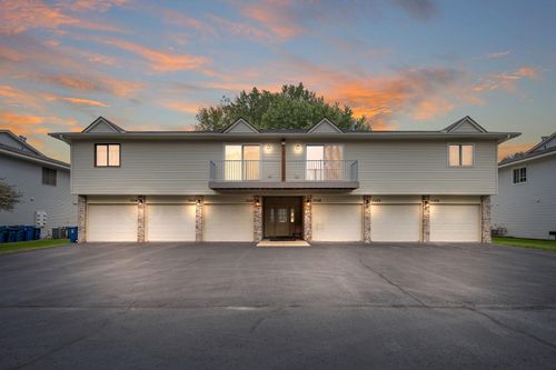 3304c-3304 Greenbrier St, Vadnais Heights, MN, 55127-5041 | Card Image