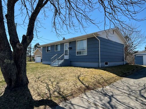 240 Pleasant St, Yarmouth, NS, B5A2K4 | Card Image