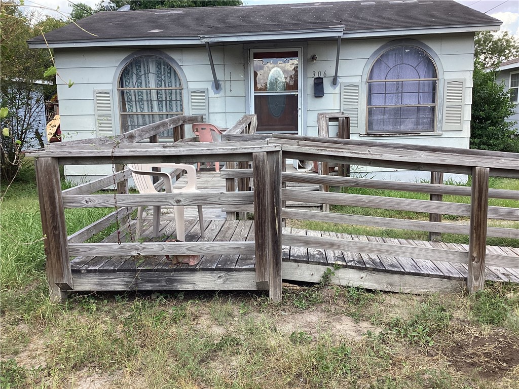 Encinal St, Alice, TX 78332