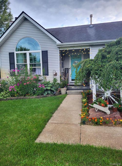 9327 Huron Park Dr, Brighton, MI, 48116-6298 | Card Image