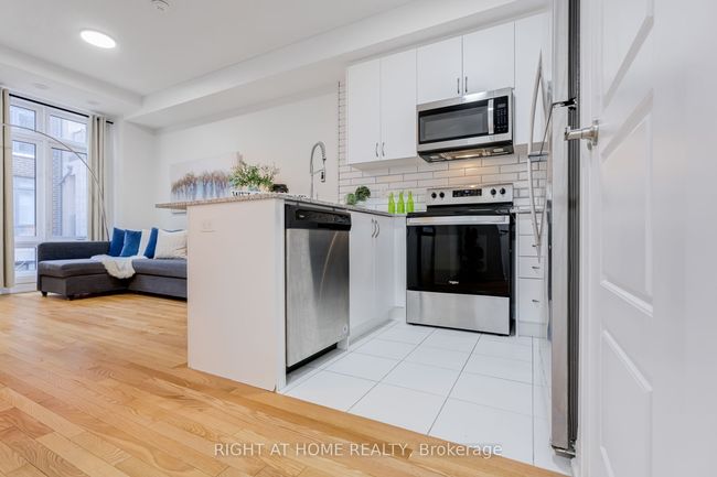 52 - 719 Lawrence Ave W, Condo with 2 bedrooms, 2 bathrooms and null parking in North York ON | Image 4