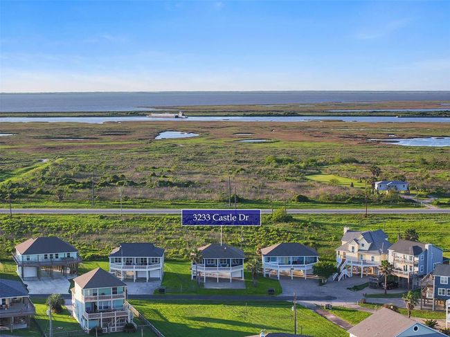 3233 Castle Dr, House other with 3 bedrooms, 2 bathrooms and 1 parking in Crystal Beach TX | Image 33