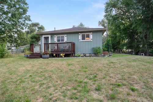 9303 Beechcrest St, White Lake, MI, 48386-3207 | Card Image