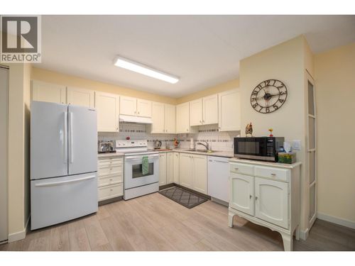 304-187 Warren Avenue, Penticton, BC, V2A3N1 | Card Image