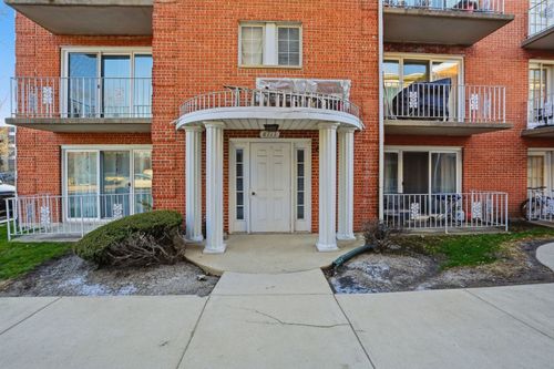 8713 W Ballard Road, Des Plaines, IL, 60016 | Card Image