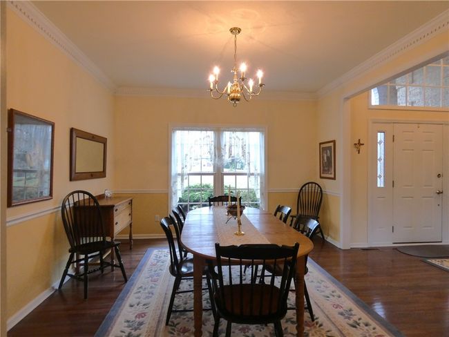 The banquet size dining room is perfect for large gatherings | Image 17