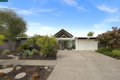 8021 Shay Dr, Oakland, CA, 94605-4220 | Card Image