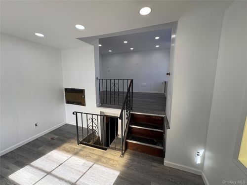 27 W Hawthorne Ave, Valley Stream, NY, 11580-6209 | Card Image