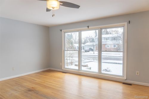 33756 Cindy St, Livonia, MI, 48150-2606 | Card Image