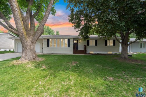 5504 W 51st St Street, Sioux Falls, SD, 57106 | Card Image