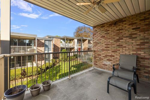 apt-204-4041 W Maple Rd, Bloomfield Hills, MI, 48301-3101 | Card Image