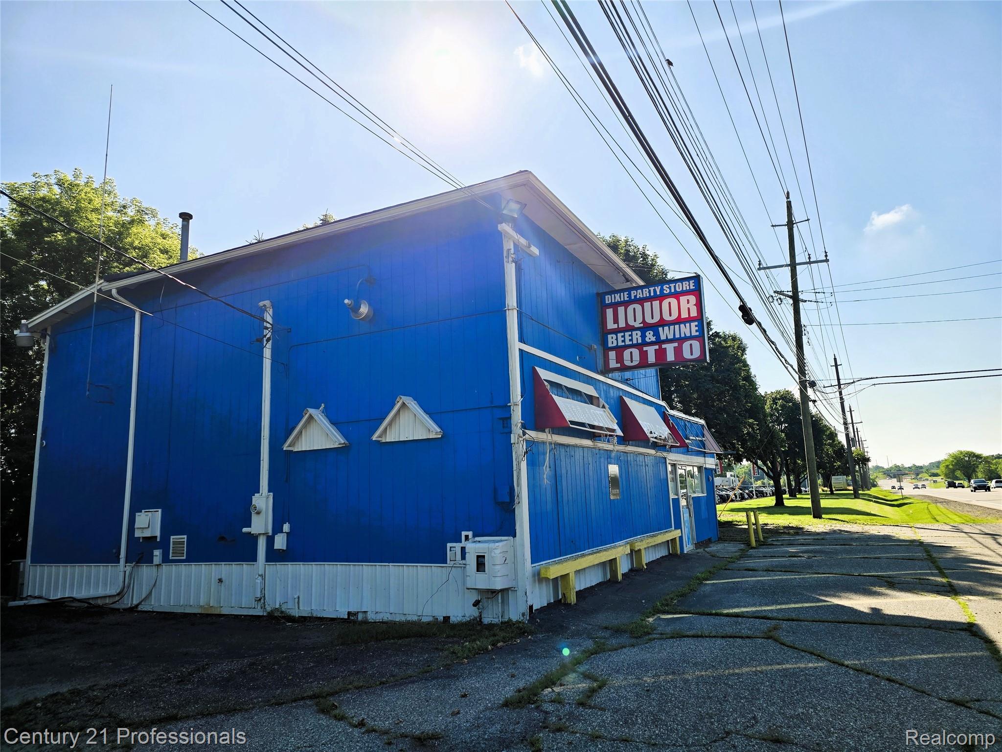 8774 Dixie Hwy, Clarkston, MI 48348