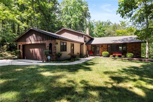 8081 Amber Ln, Brecksville, OH, 44141-1915 | Card Image