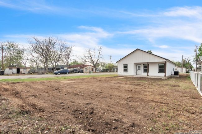 1702 17 Th St, House other with 3 bedrooms, 2 bathrooms and null parking in Hondo TX | Image 31