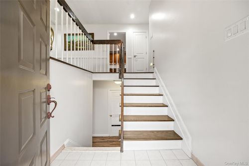 1 Darby Rd, Airmont, NY, 10952-4534 | Card Image