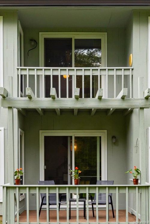 4 Pond Dr W, Rhinebeck, NY, 12572-1902 | Card Image