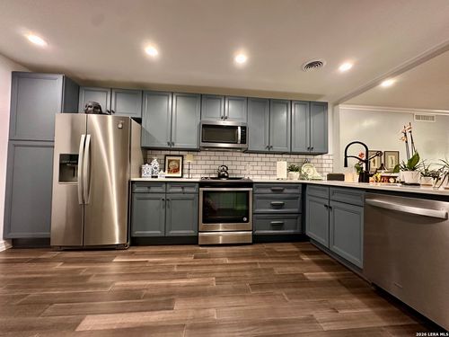 227-7709 Broadway, San Antonio, TX, 78209-3284 | Card Image