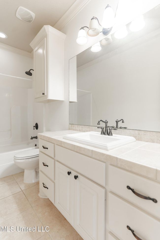 47-HallBathroom | Image 57