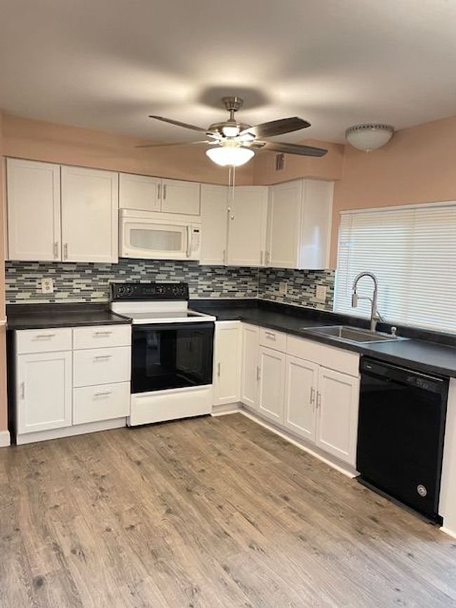 37310 Glenbrook Dr, Condo with 3 bedrooms, 2 bathrooms and null parking in Clinton Twp MI | Image 11