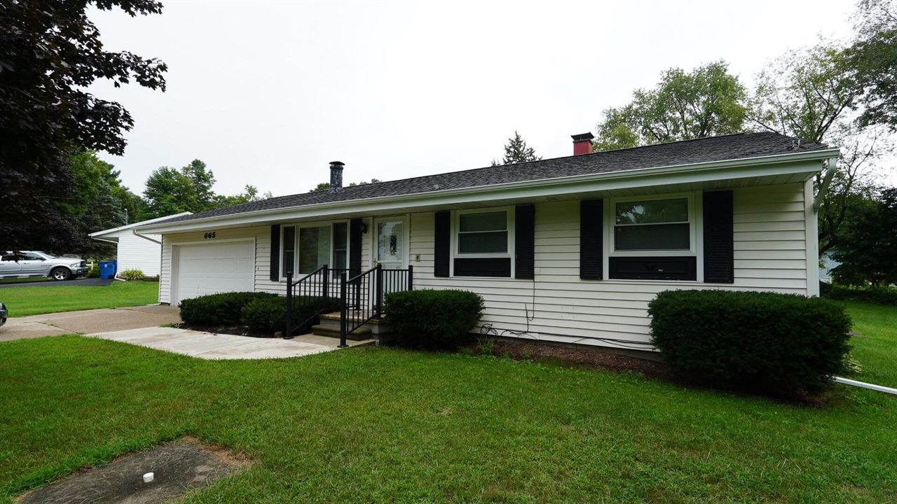 Langs Dr, Jonesville, MI 49250