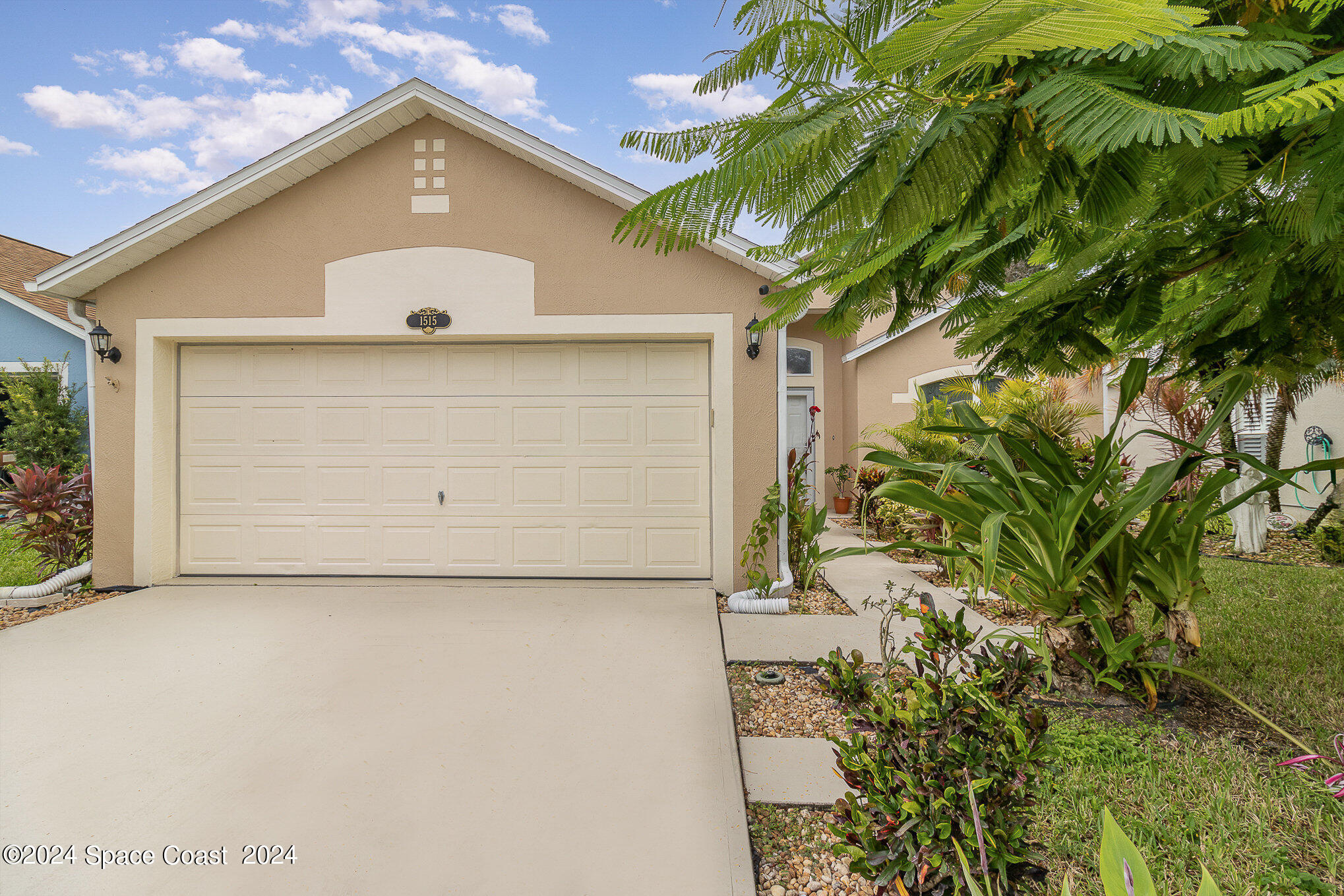 Vista Lake Cir, Melbourne, FL 32904
