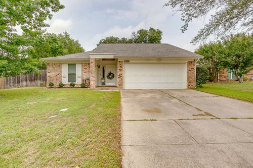 2135 Reverchon Dr, Arlington, TX, 76017-4567 | Card Image