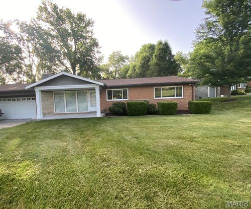 8423 Louwen Dr, Clayton, MO, 63124-1807 | Card Image