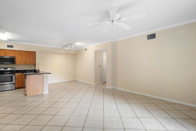 APT-208 - 6492 Emerald Dunes Dr, Condo with 3 bedrooms, 2 bathrooms and null parking in West Palm Beach FL | Image 6
