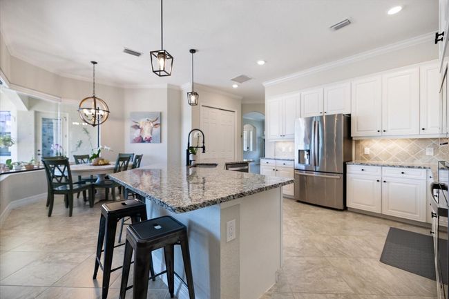 Island view and breakfast nook | Image 12