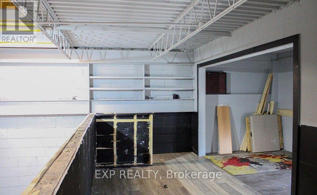 Commercial Lease in Toronto (Thorncliffe Park) 5