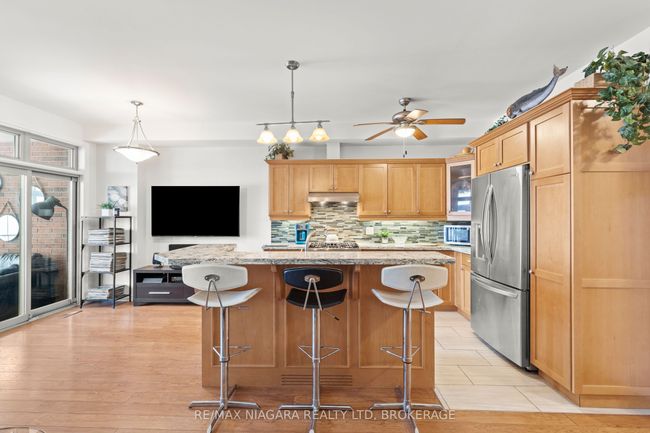 1069 Beach Blvd, House attached with 2 bedrooms, 4 bathrooms and 2 parking in Hamilton ON | Image 10