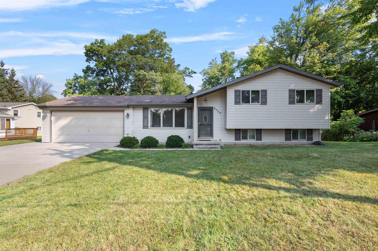 Hazelwood Ln, Green Bay, WI 54304