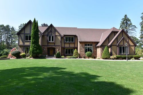 1487497 Woodland Dr, Menomonee Falls, WI, 53051-4519 | Card Image
