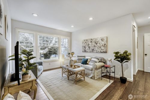 a204-535 20th Ave E, Seattle, WA, 98112-4048 | Card Image