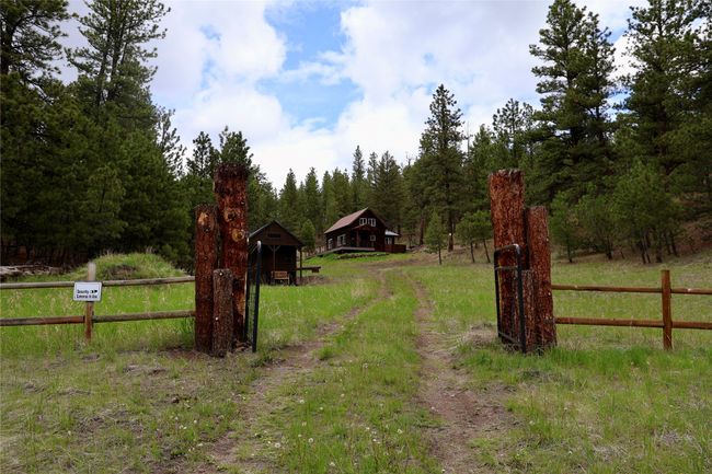 View of yard with an outbuilding and a view of trees | Image 25