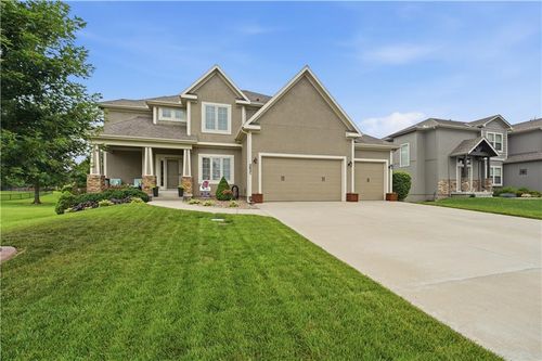 2821 Ne Parkview Ln, Lee's Summit, MO, 64086-3229 | Card Image