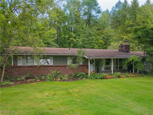 7798 Clarion Dr, Chagrin Falls, OH, 44022-3912 | Card Image