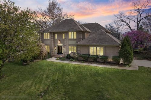 132 Woodlands Dr W, Gladstone, MO, 64119 | Card Image