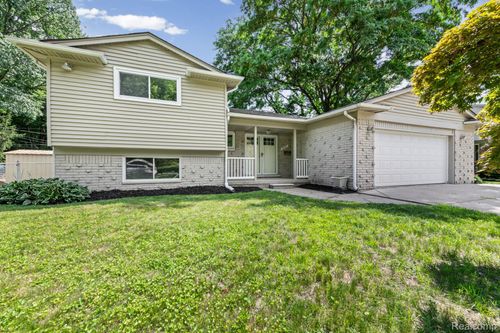 33165 Maplenut St, Farmington, MI, 48336-4438 | Card Image