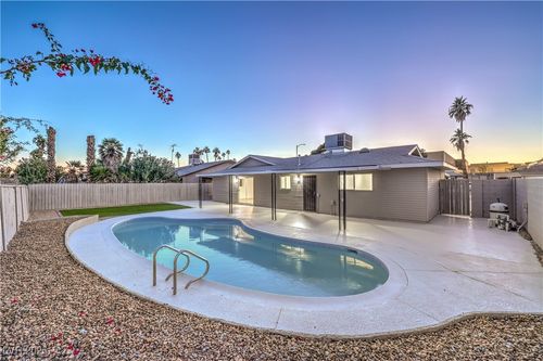 3846 Syracuse Dr, Las Vegas, NV, 89121-6140 | Card Image